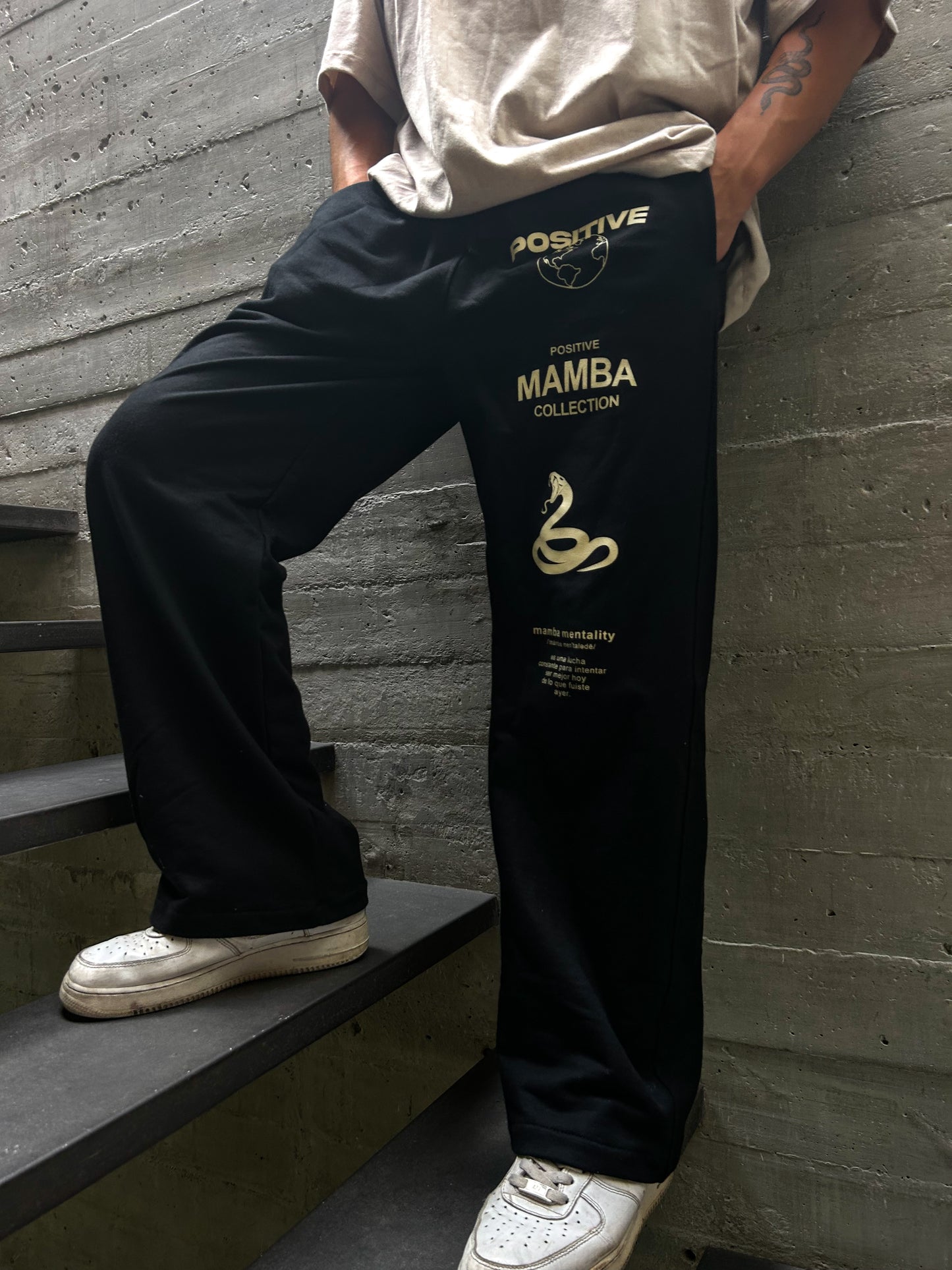 BUZO MAMBA CORTE RECTO NEGRO