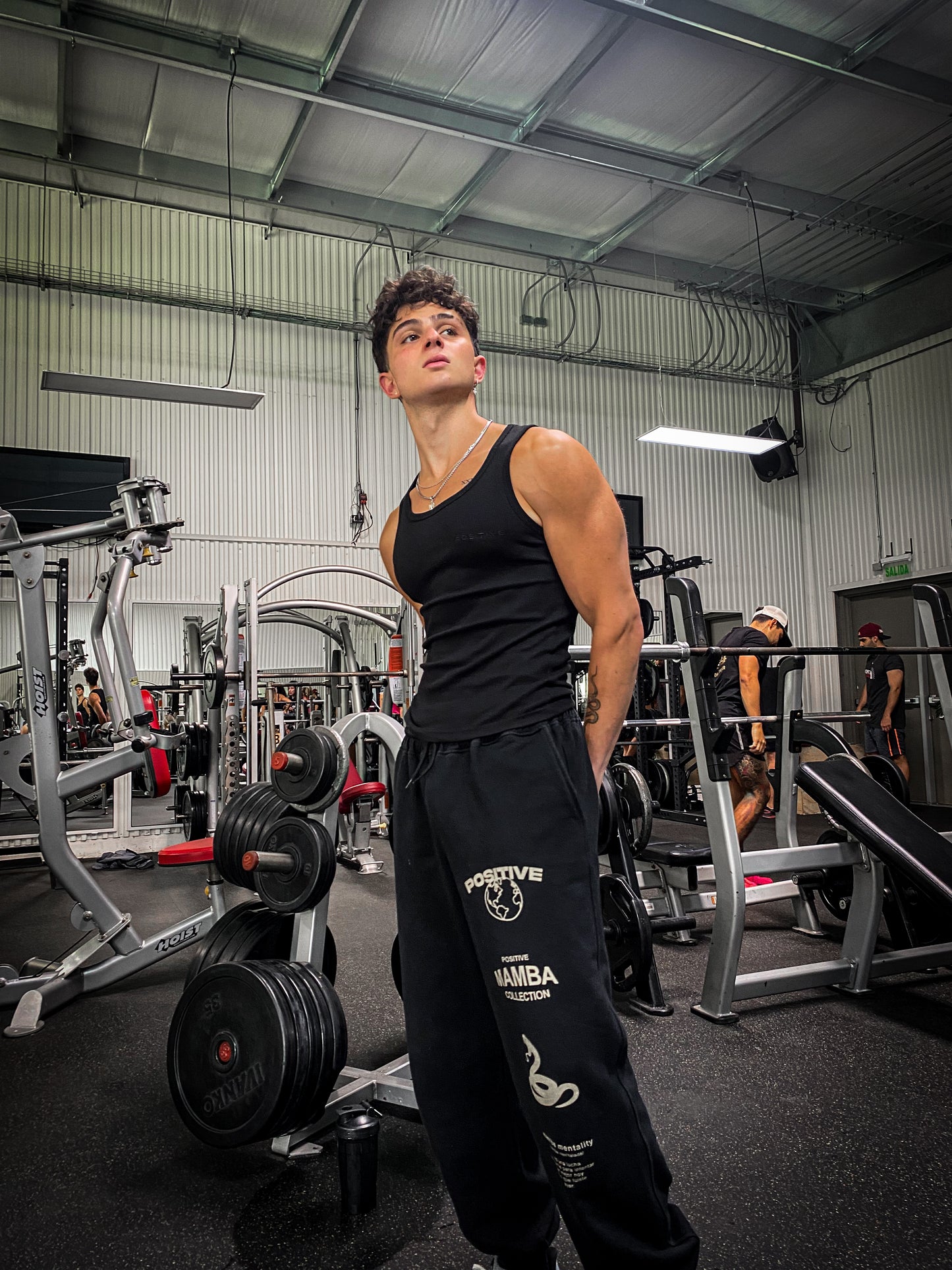 POLERA MUSCULOSA TANK TOP NEGRA